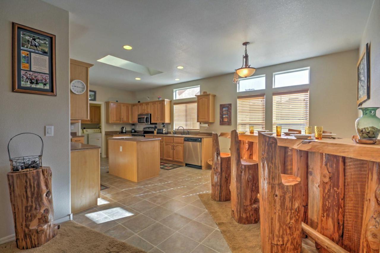 Beautiful Kanab Home With Yard - Walk To Restaurants Екстериор снимка