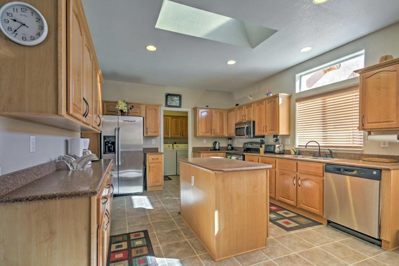 Beautiful Kanab Home With Yard - Walk To Restaurants Екстериор снимка